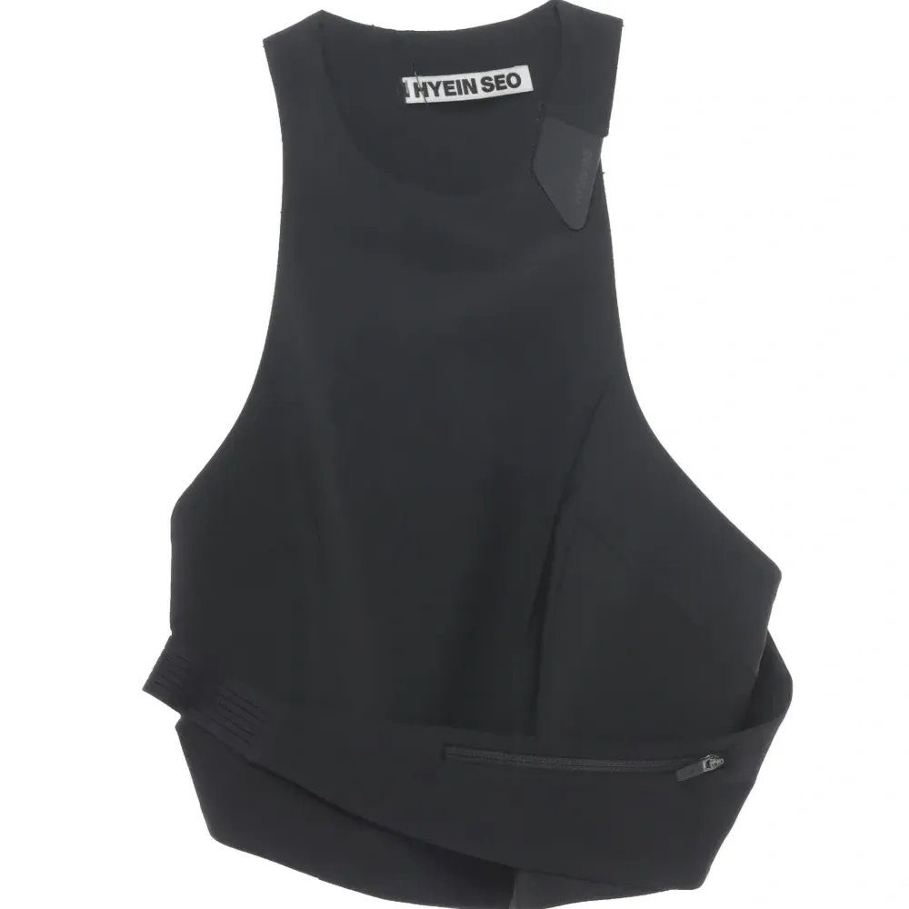 Укороченный топ без рукавов с вырезами