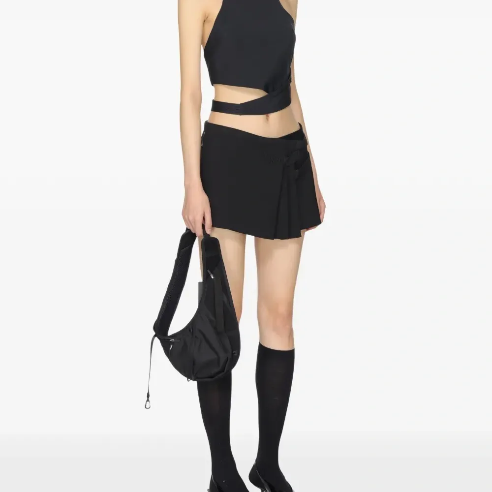 Укороченный топ без рукавов с вырезами