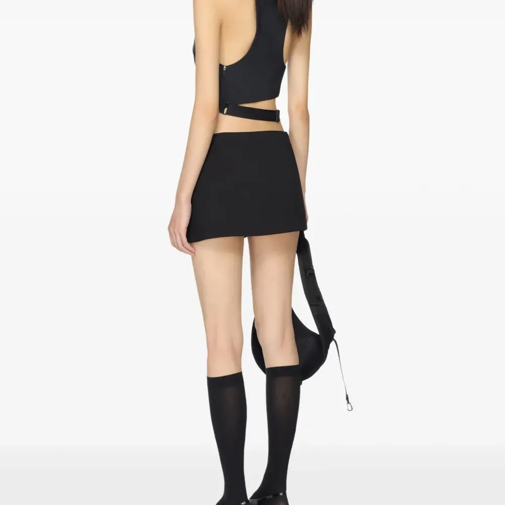 Укороченный топ без рукавов с вырезами