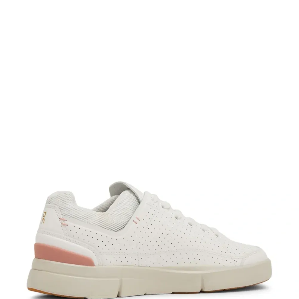 Кроссовки с логотипом