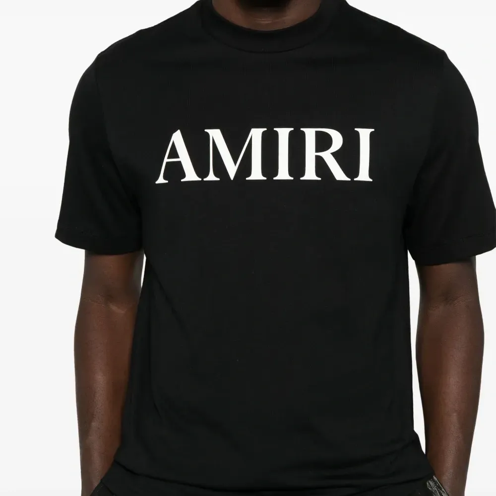 футболка с логотипом