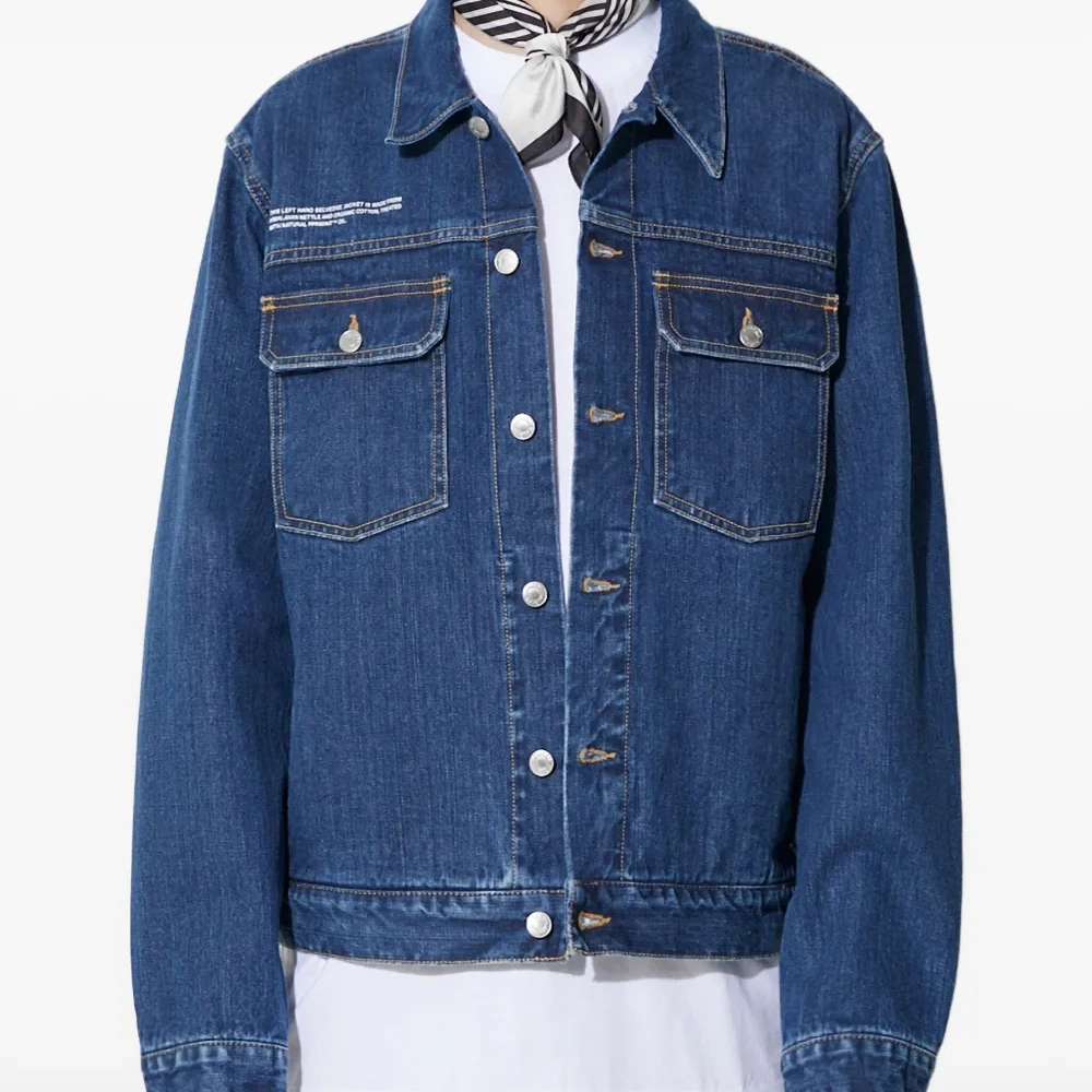 Джинсовая куртка с карманами