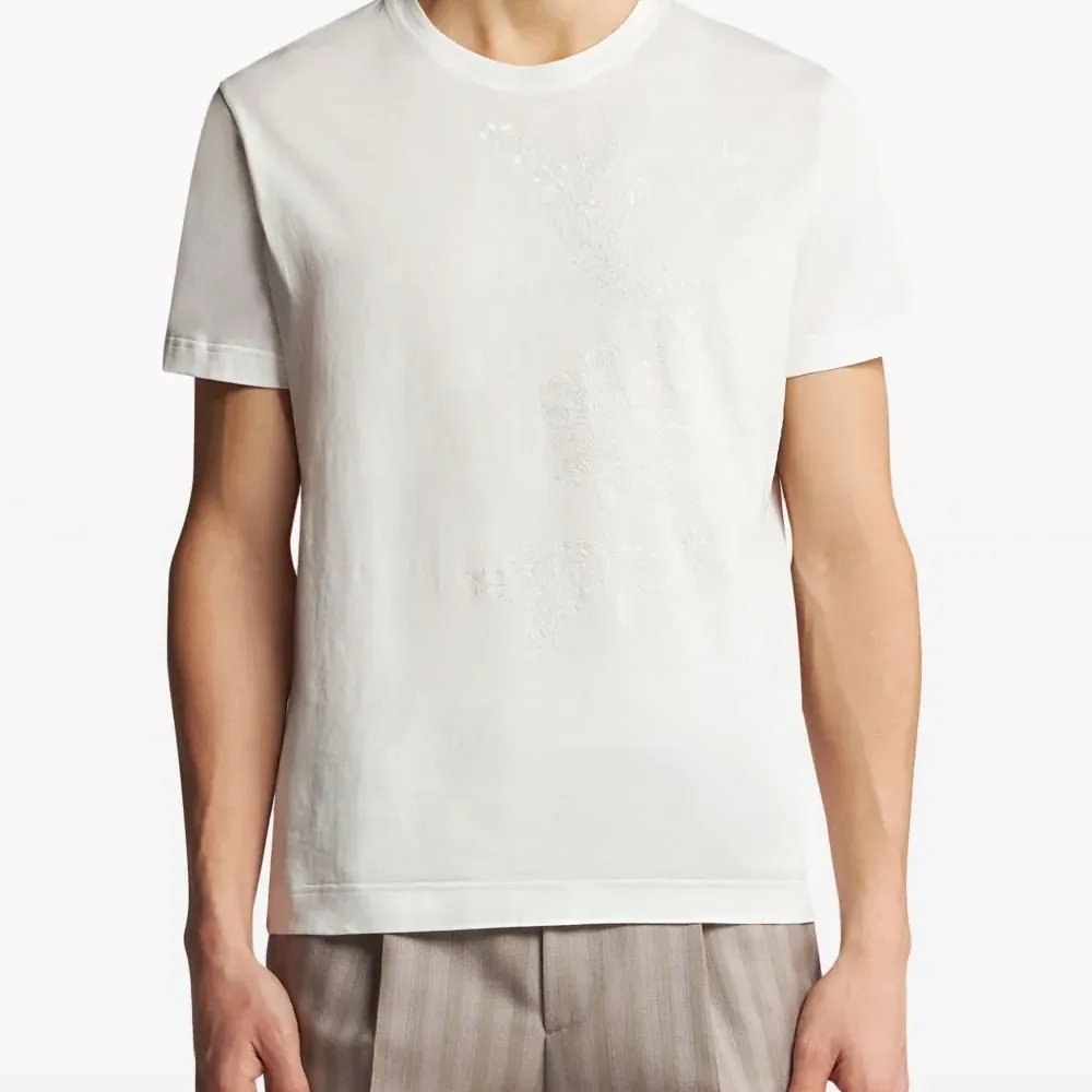 Футболка с вышивкой Футболка с вышивкой