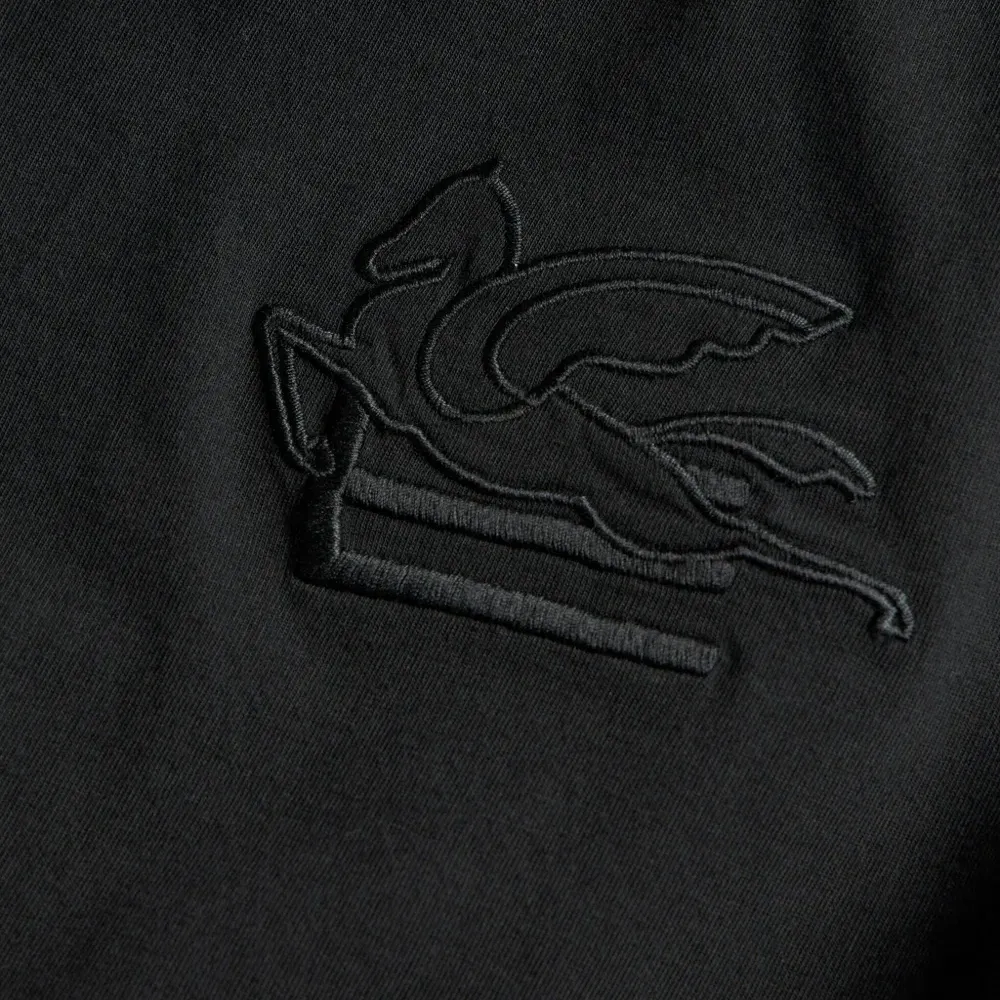 Футболка с вышитым логотипом