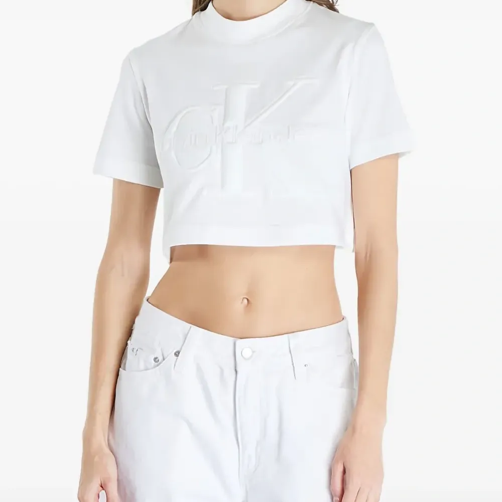 Футболка с тисненым логотипом