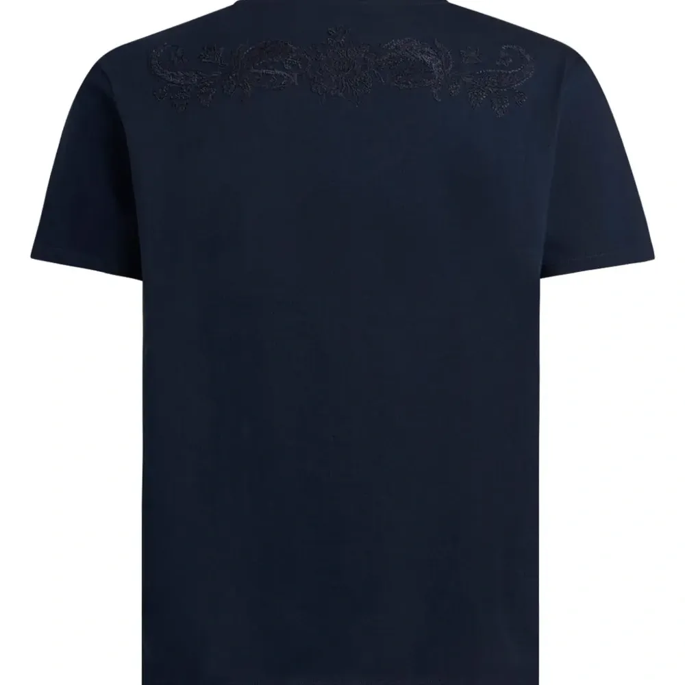 Футболка с вышитым логотипом