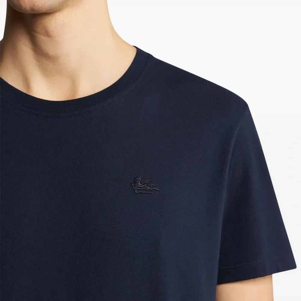 Футболка с вышитым логотипом