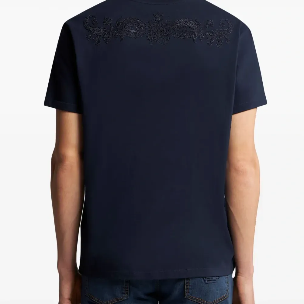 Футболка с вышитым логотипом