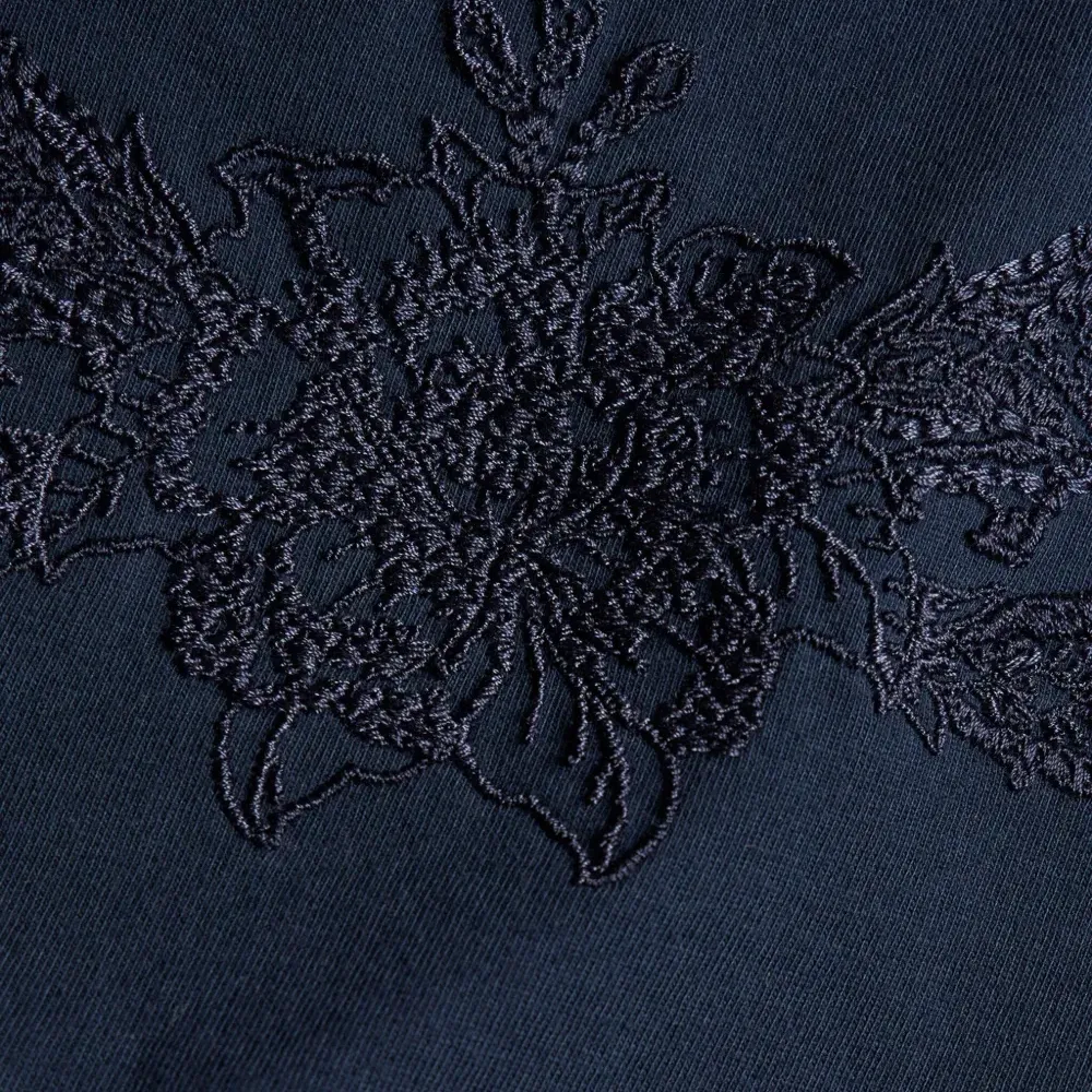 Футболка с вышитым логотипом