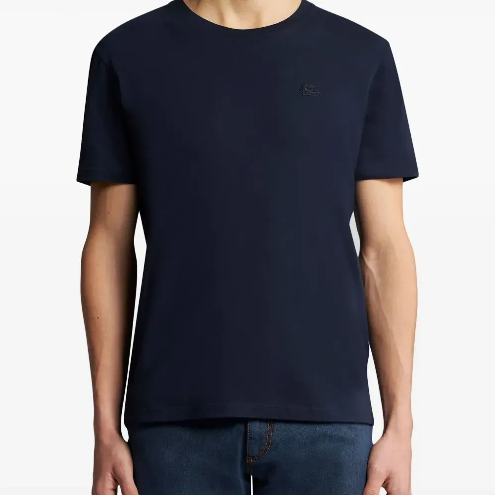 Футболка с вышитым логотипом