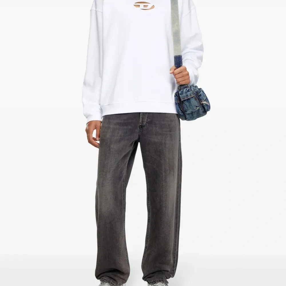 Толстовка с вырезанным логотипом Толстовка с вырезанным логотипом