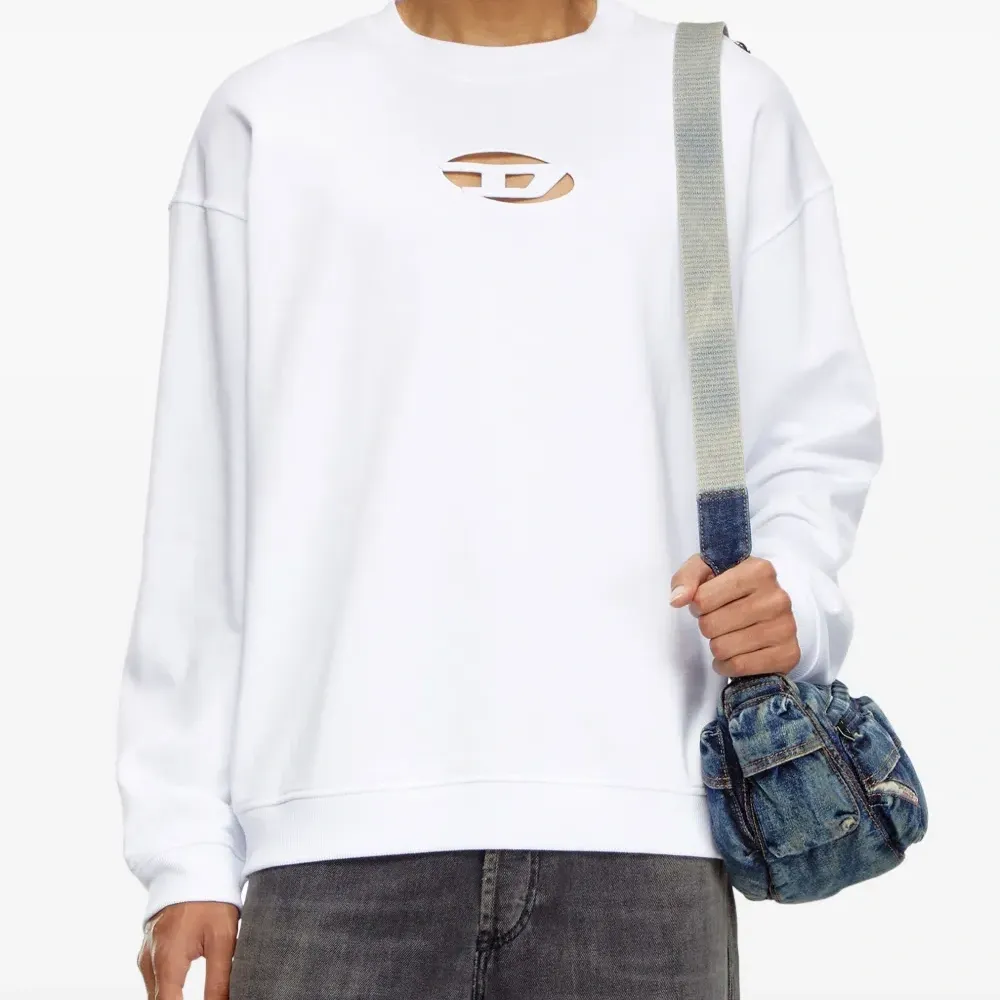 Толстовка с вырезанным логотипом Толстовка с вырезанным логотипом