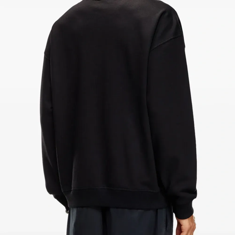 Толстовка с вырезанным логотипом