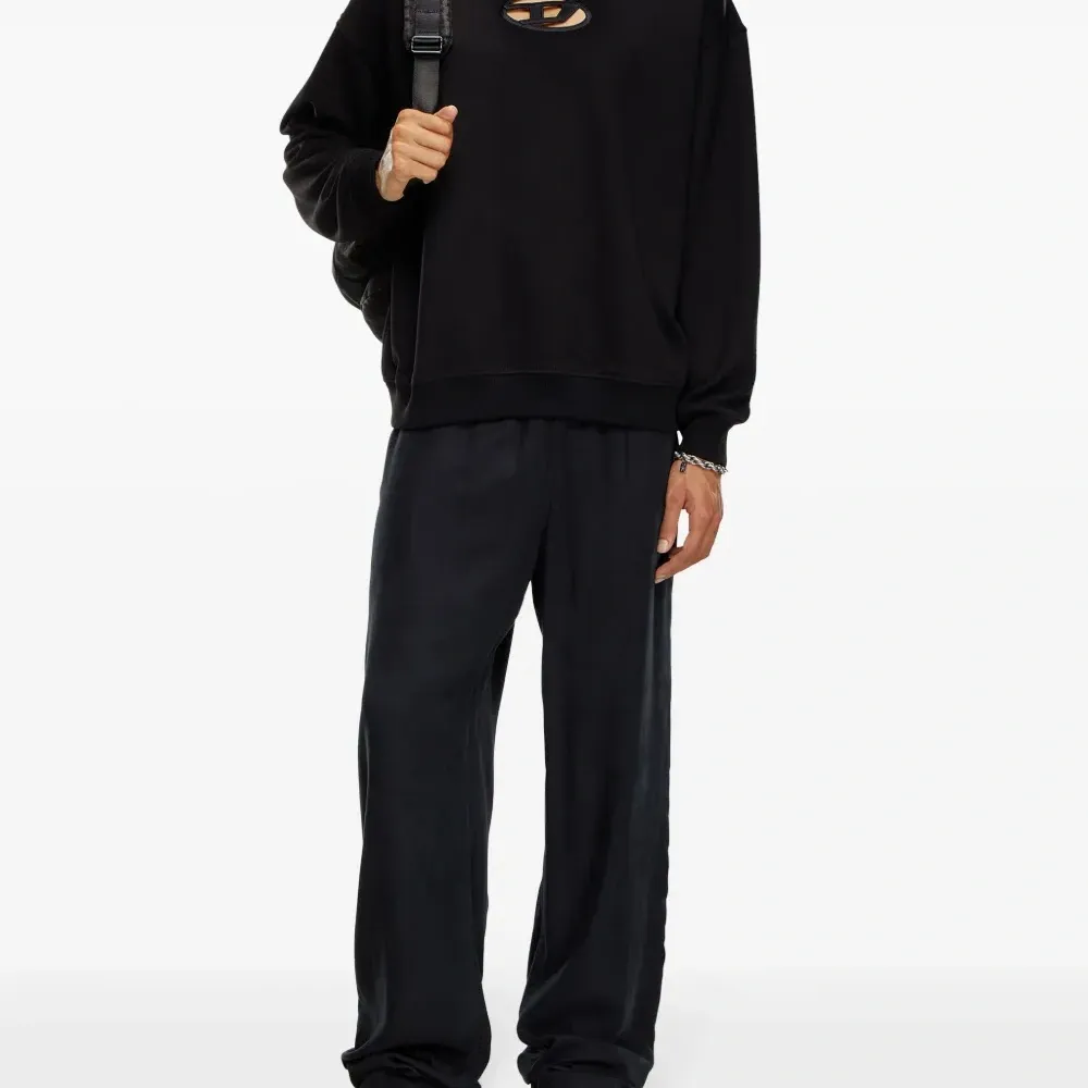 Толстовка с вырезанным логотипом