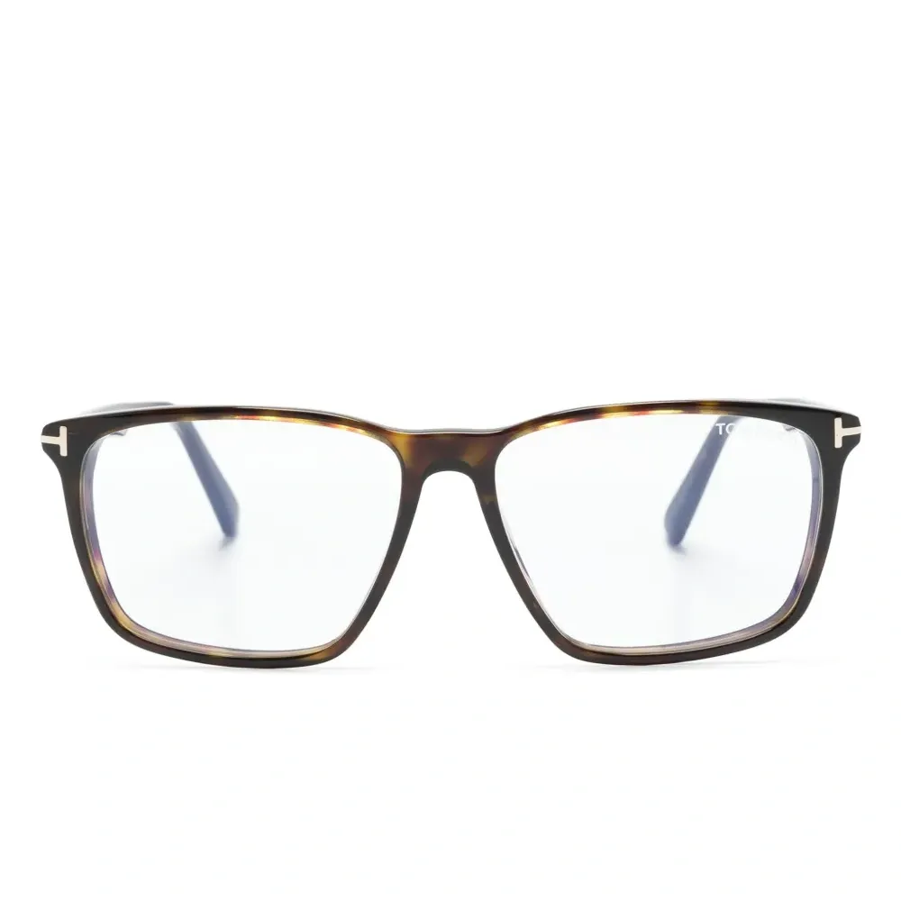 Очки в квадратной оправе