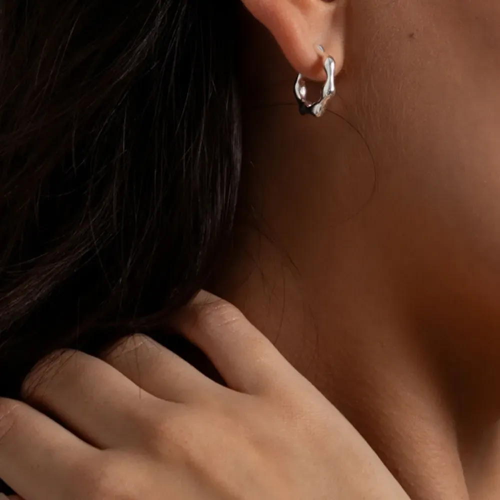 Серьги-кольца Hinged Huggie