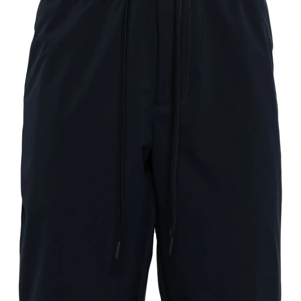 спортивные шорты