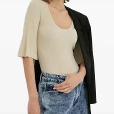 Расклешённый ребристый топ