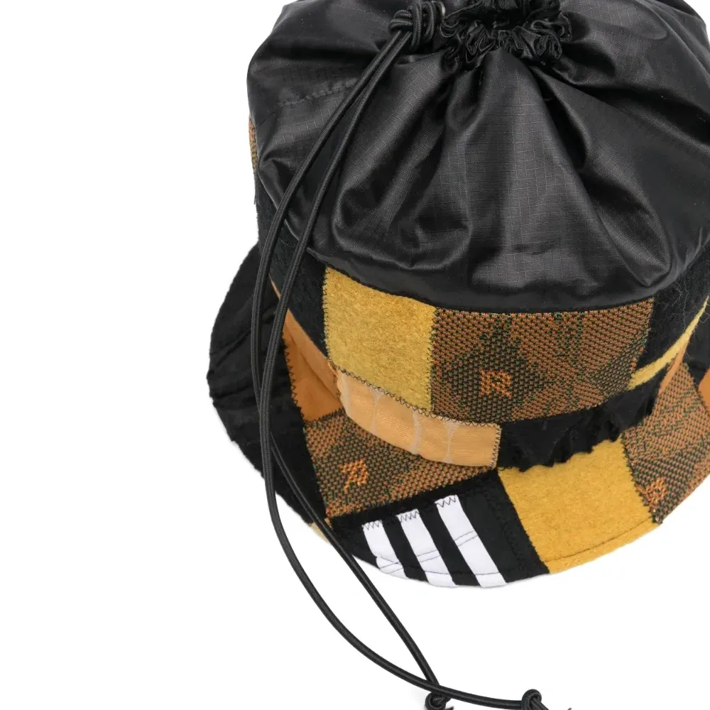 Панама в технике пэчворк из коллаборации с adidas Панама в технике пэчворк из коллаборации с adidas