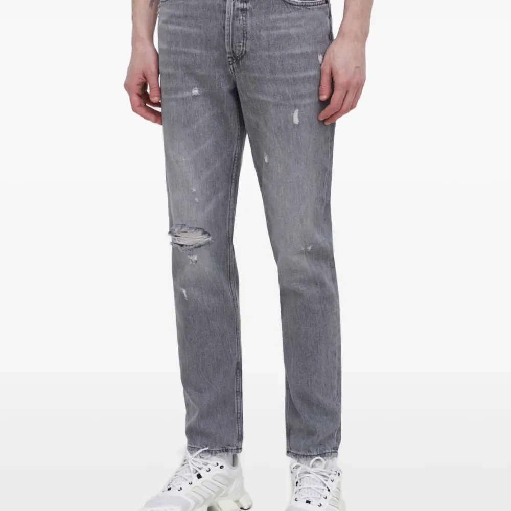 Джинсы с потертостями