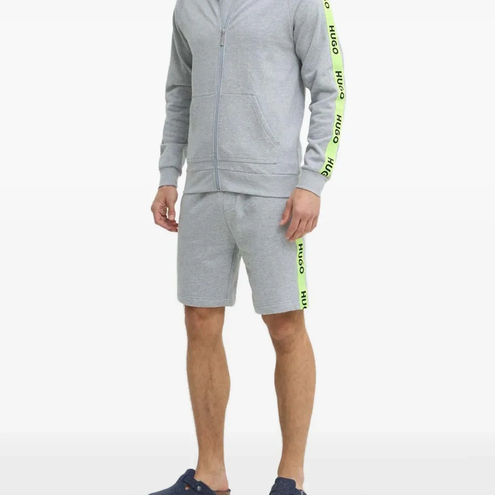 Свитшот с молнией и лентой