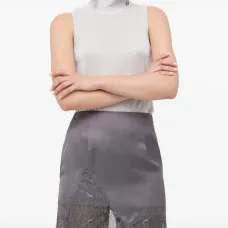 Декорированный топ с высоким воротником