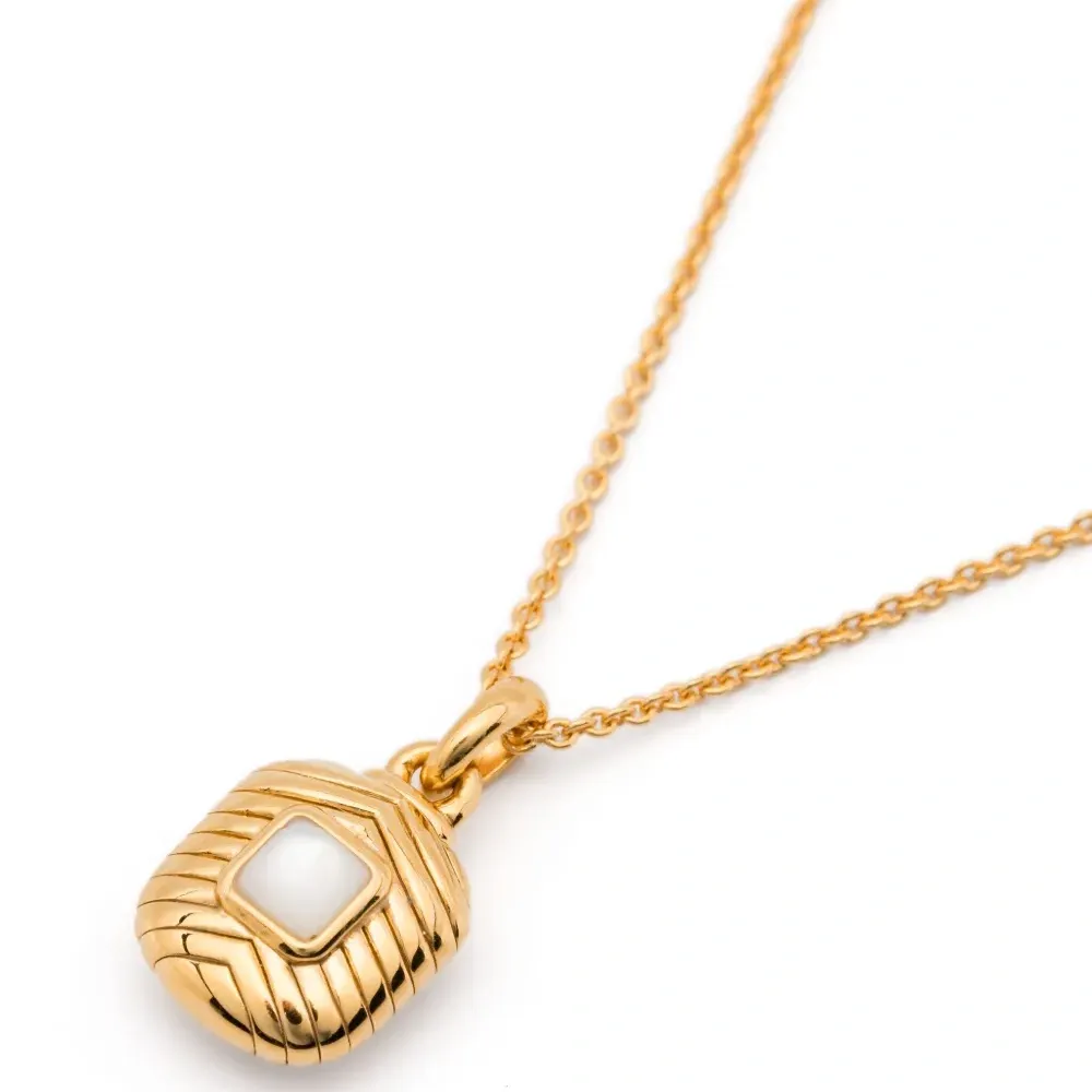 Колье с миниатюрным подвесом-квадратом с гравировкой Колье с миниатюрным подвесом-квадратом с гравировкой