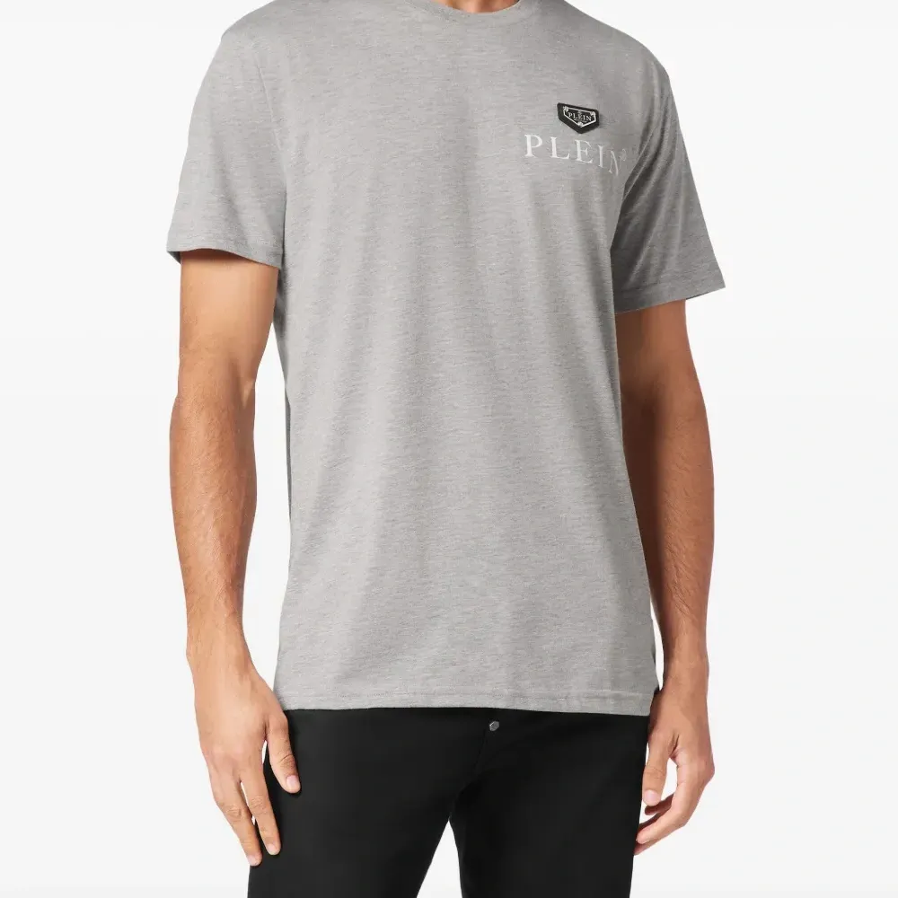 Футболка с логотипом