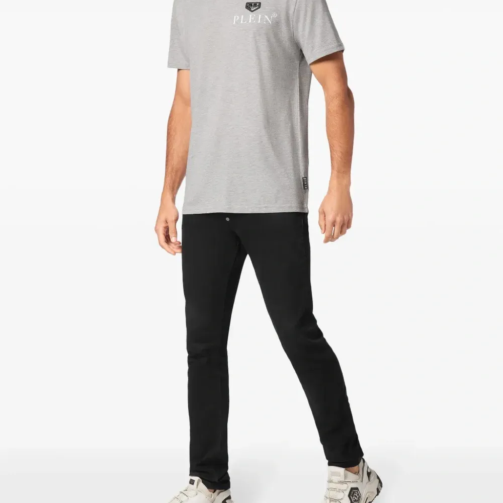 Футболка с логотипом