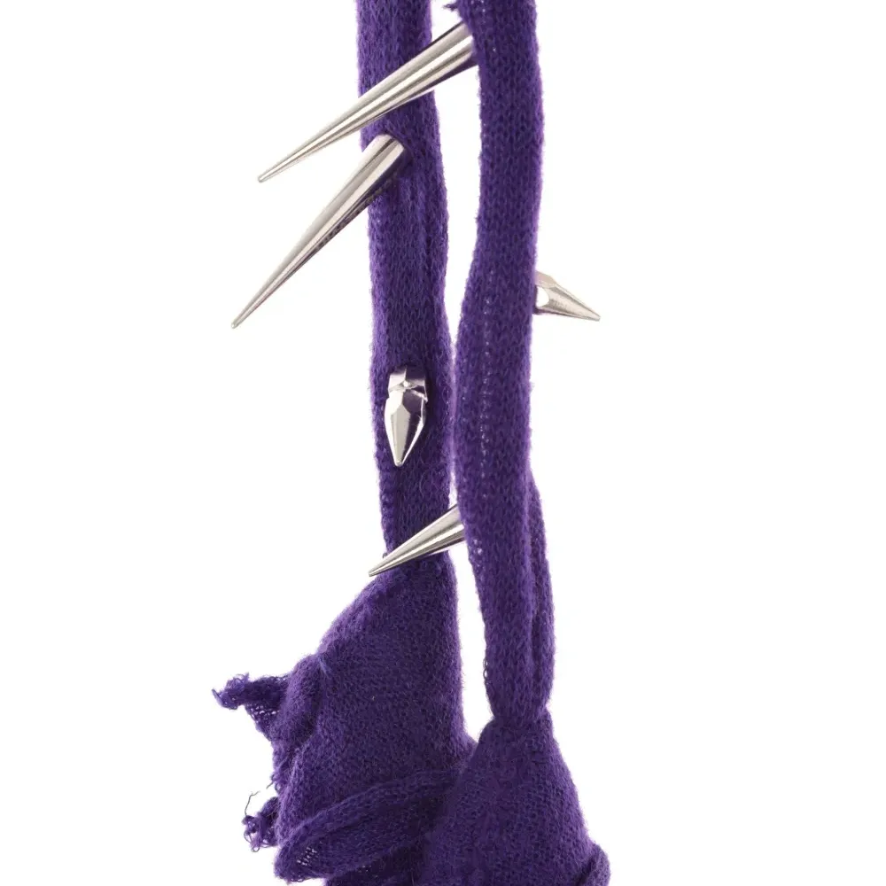 Шарф с шипами