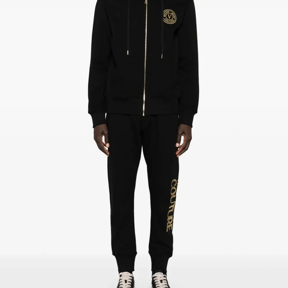 Худи на молнии с вышитым логотипом Худи на молнии с вышитым логотипом