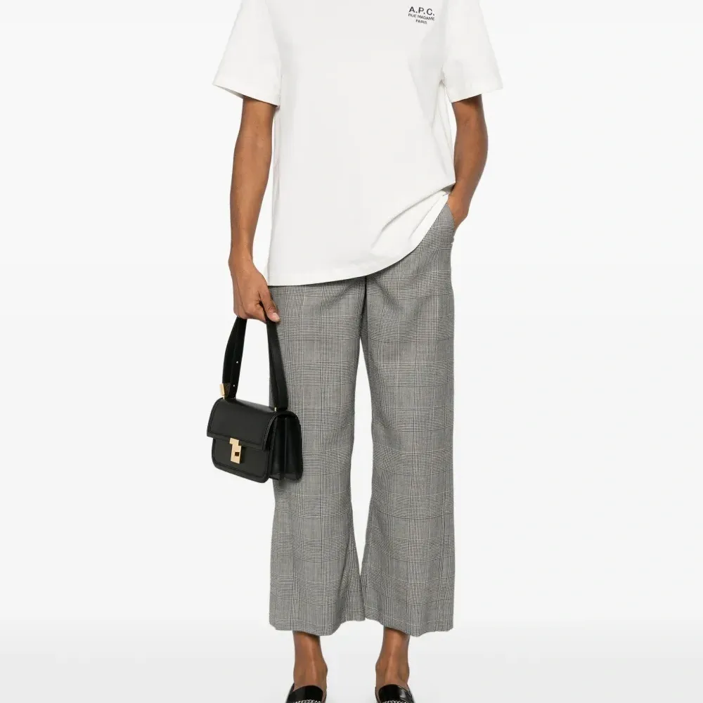 Футболка с вышитым логотипом