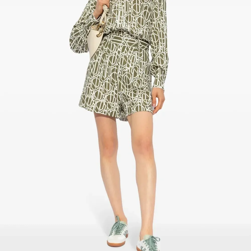 Льняные шорты с абстрактным узором