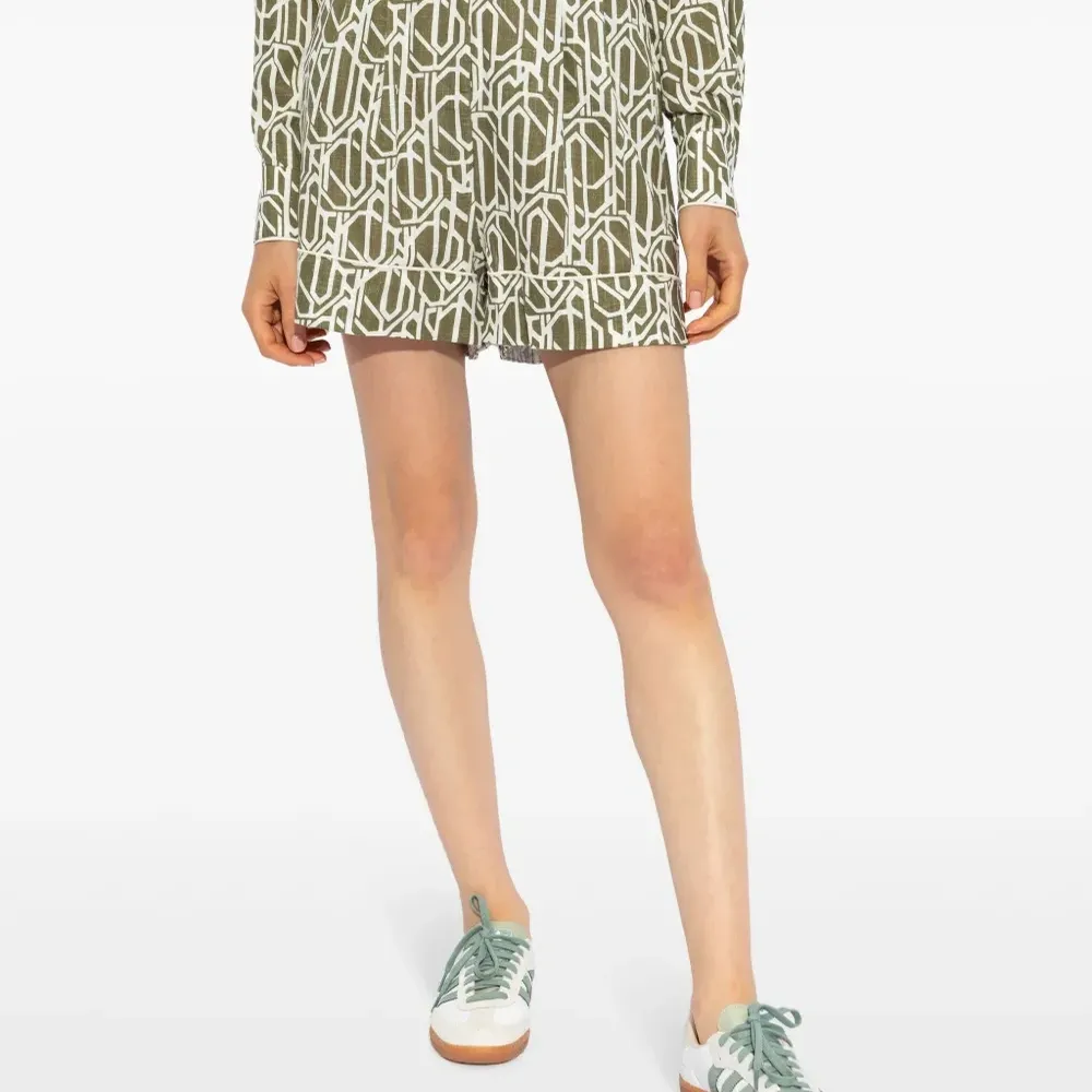 Льняные шорты с абстрактным узором