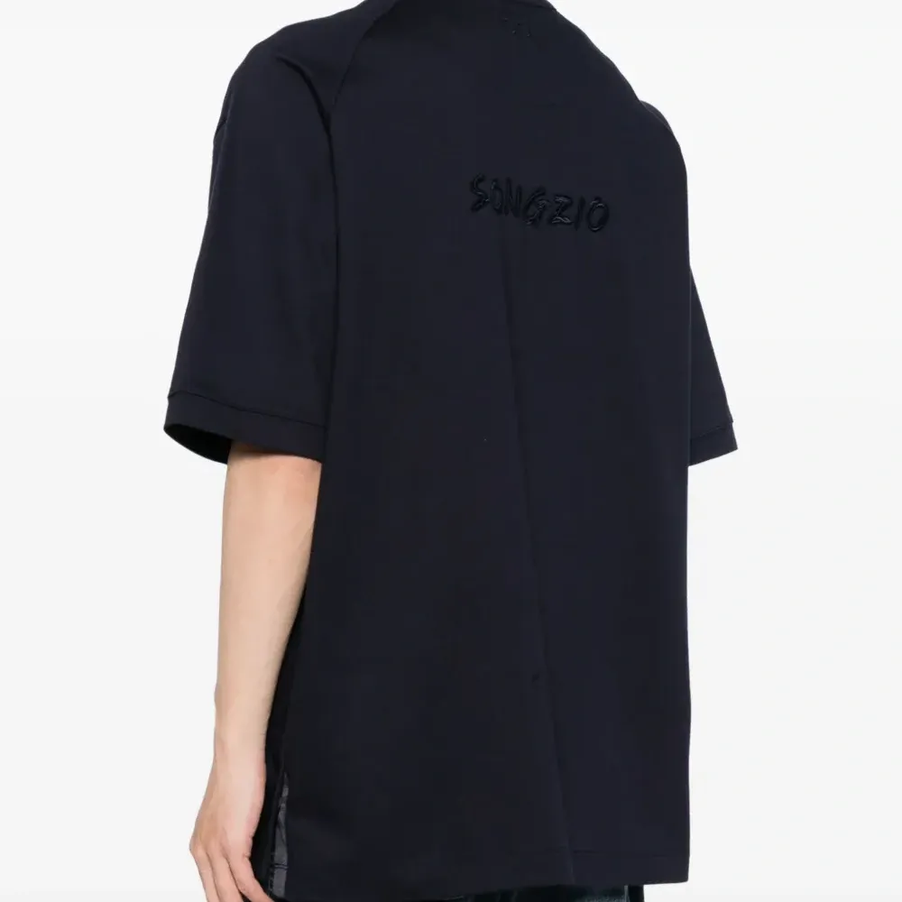 Футболка с вышитым логотипом