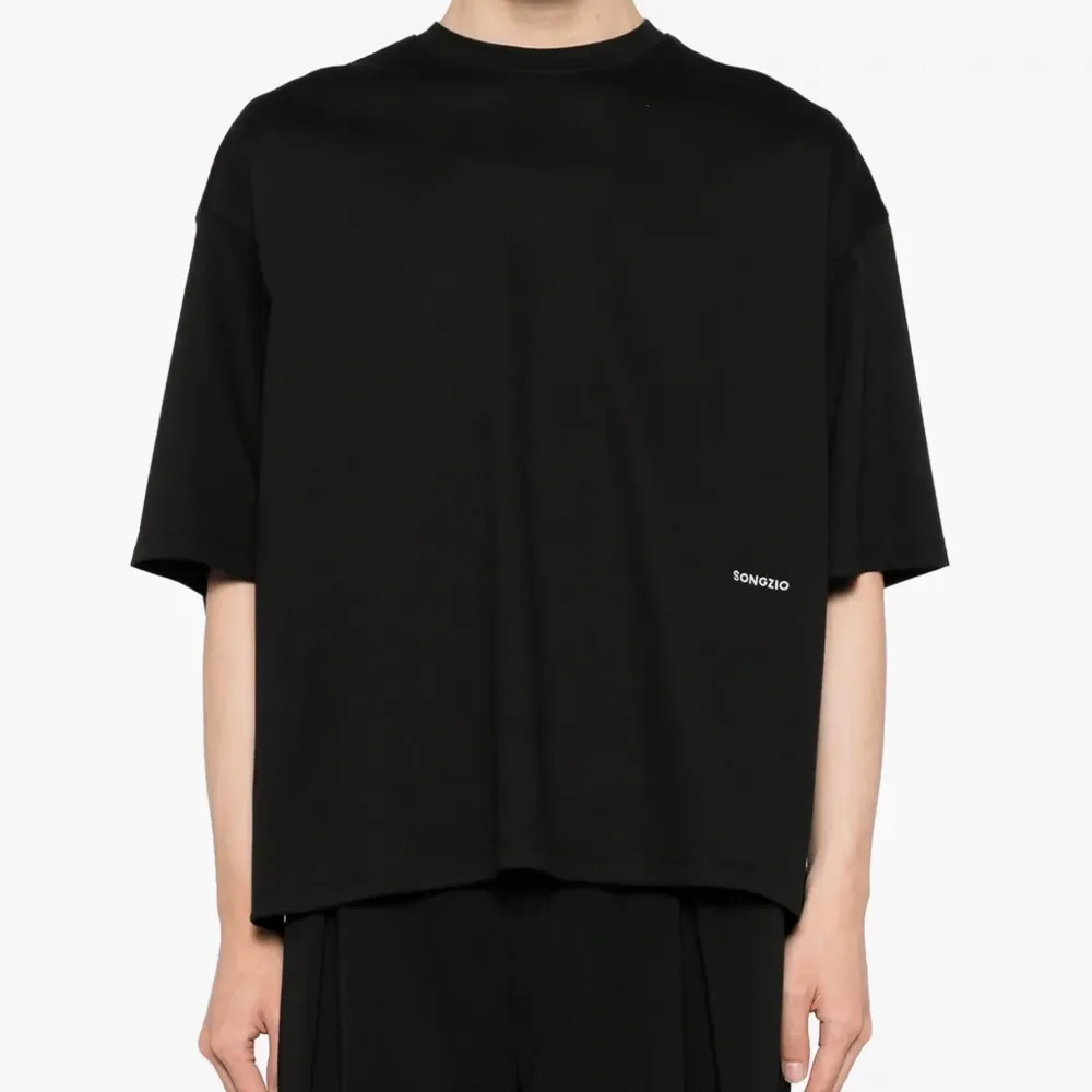 Футболка с вышитым логотипом