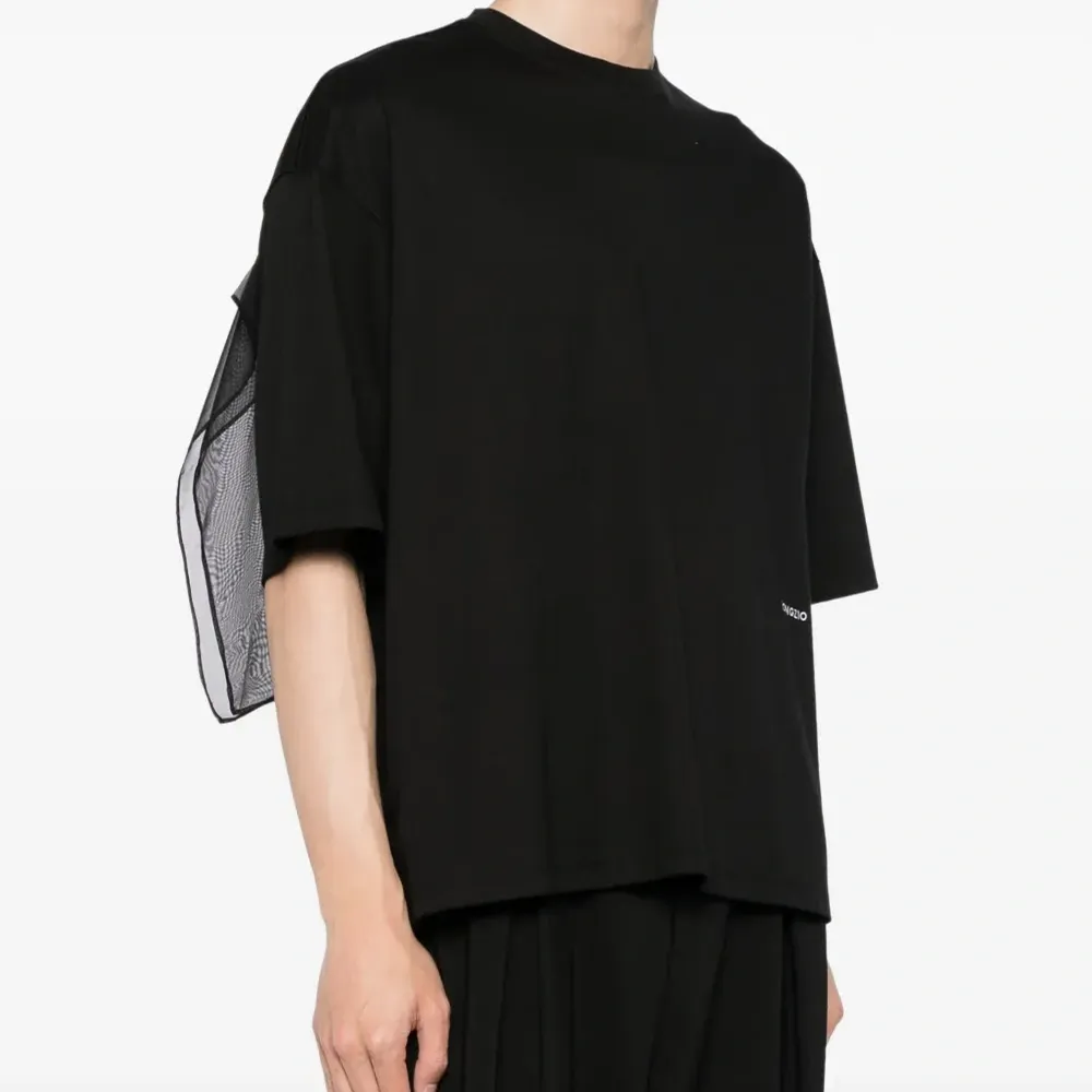 Футболка с вышитым логотипом