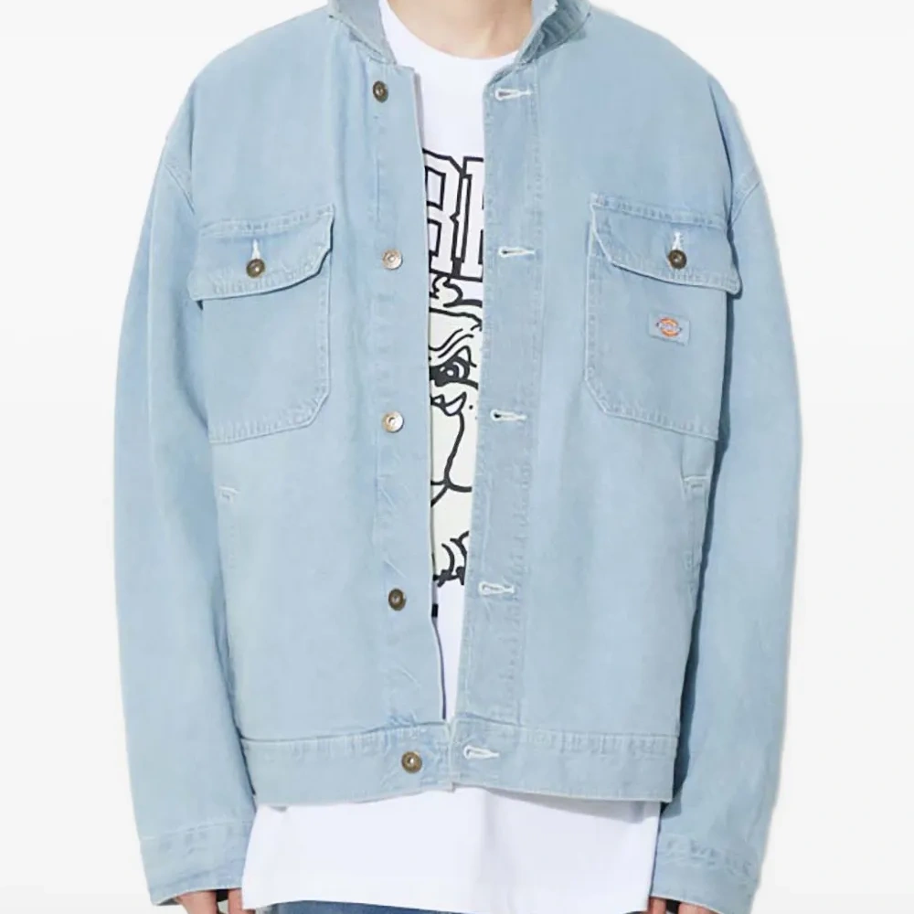 Джинсовая куртка на пуговицах