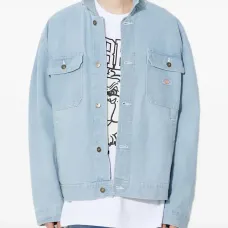 Джинсовая куртка на пуговицах