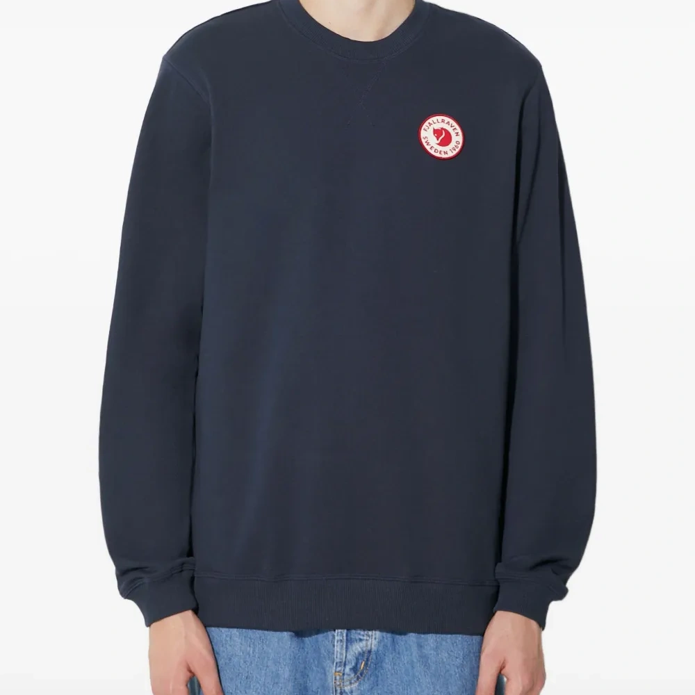 Свитшот с круглым вырезом и нашивкой-логотипом