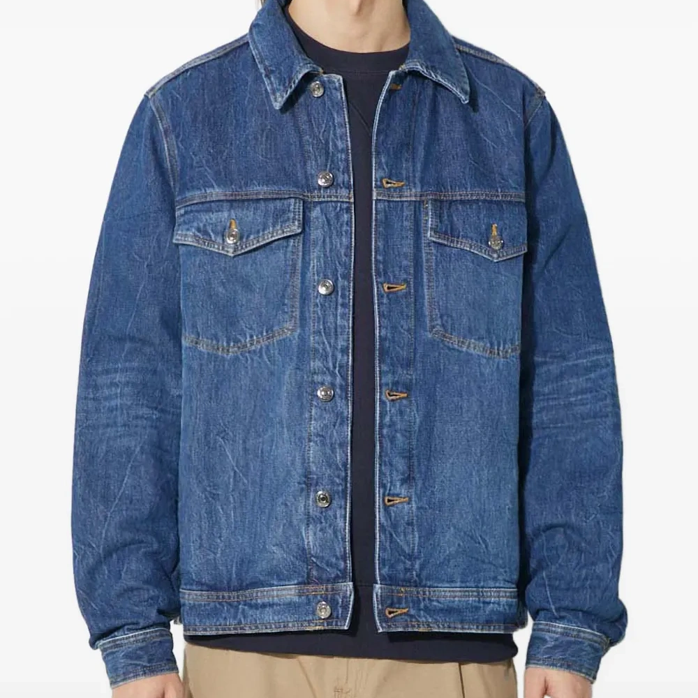 Джинсовая куртка на пуговицах