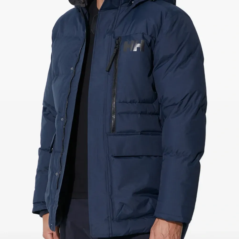 Стёганая куртка с капюшоном и логотипом