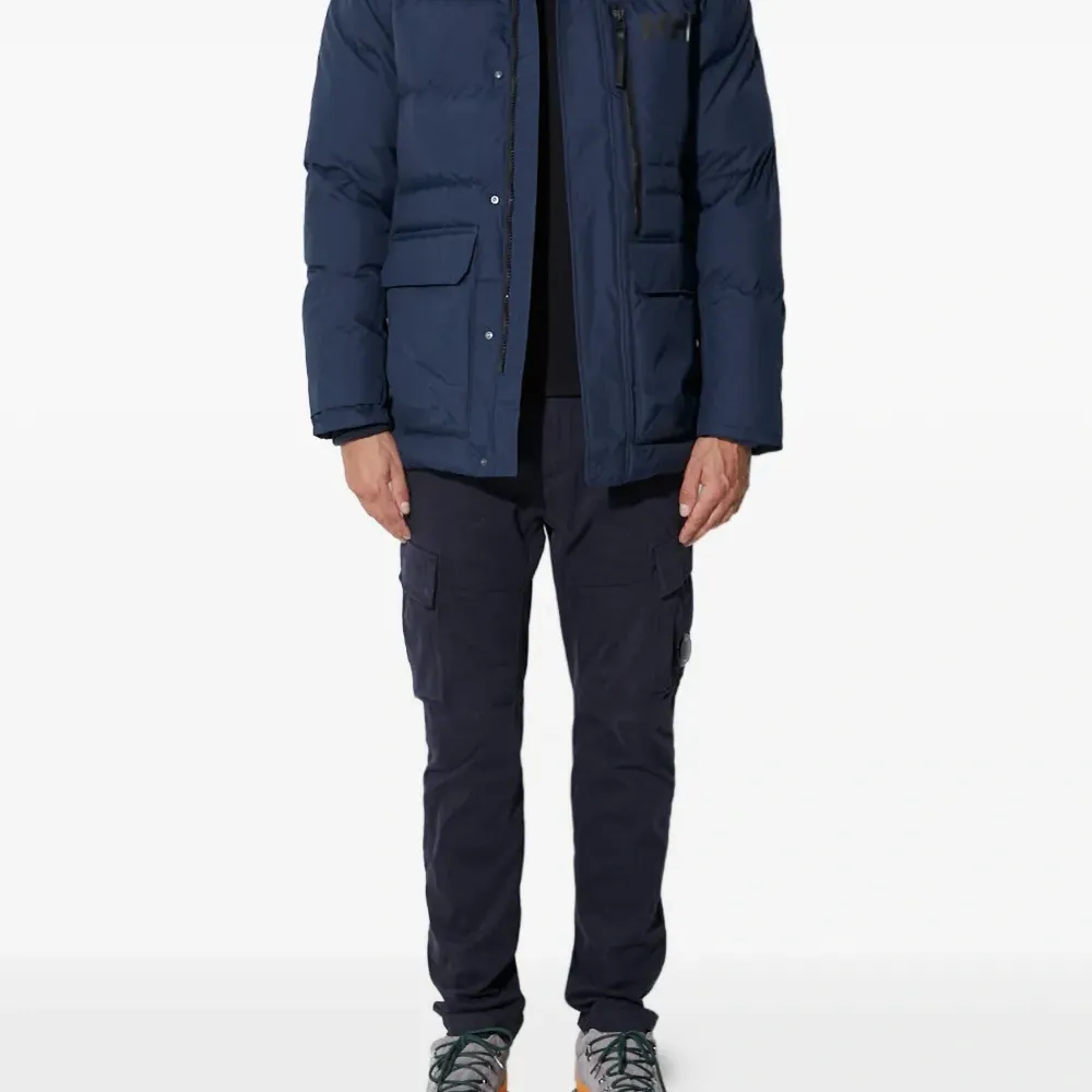 Стёганая куртка с капюшоном и логотипом