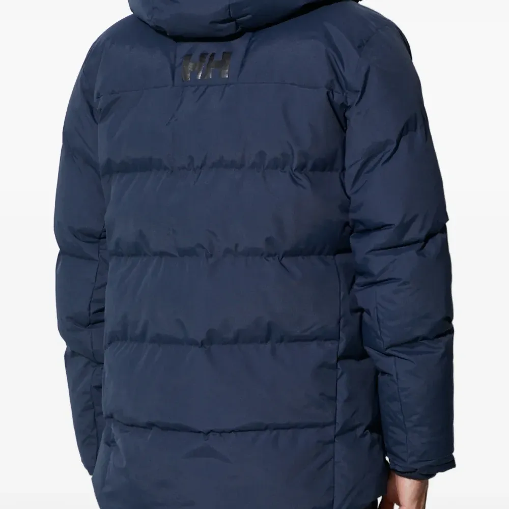 Стёганая куртка с капюшоном и логотипом