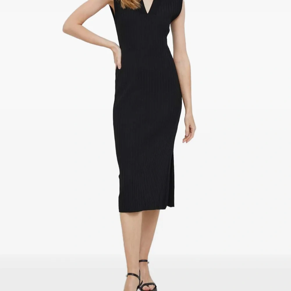 Платье с V-образным вырезом и боковыми разрезами