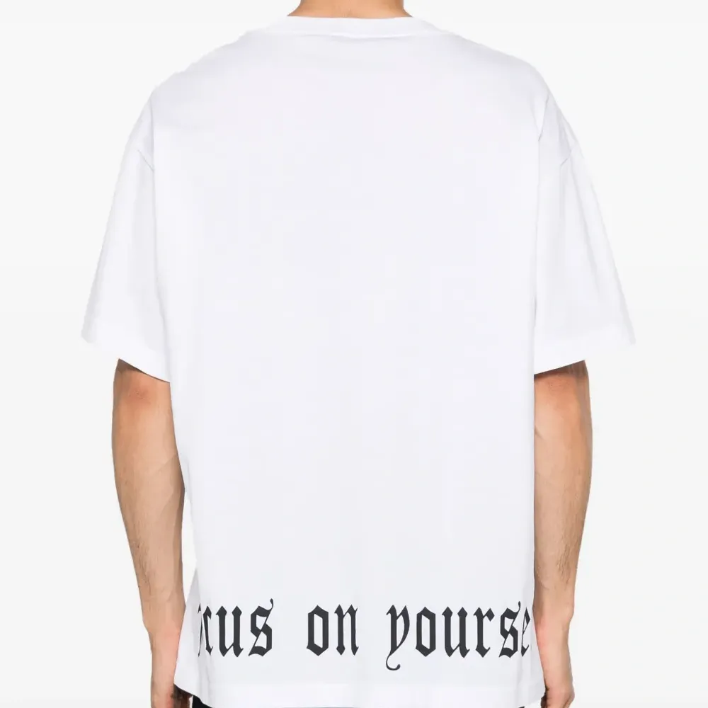 Футболка с нашивкой-логотипом