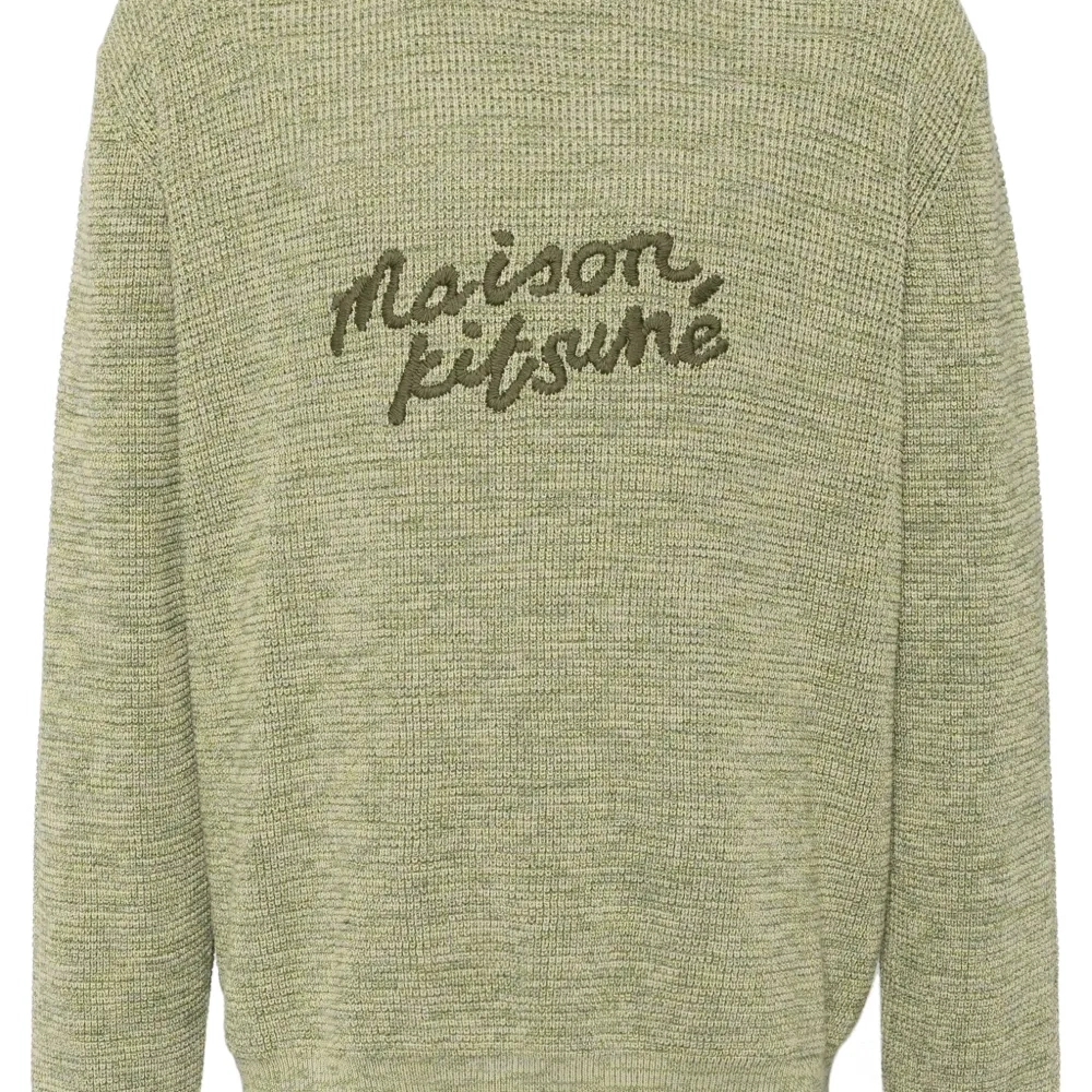 Джемпер с вышитым логотипом