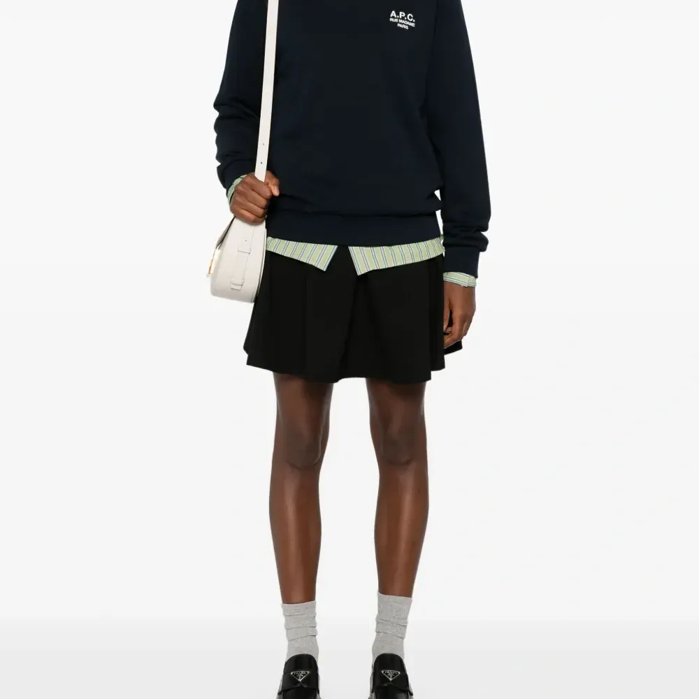 Толстовка с вышитым логотипом