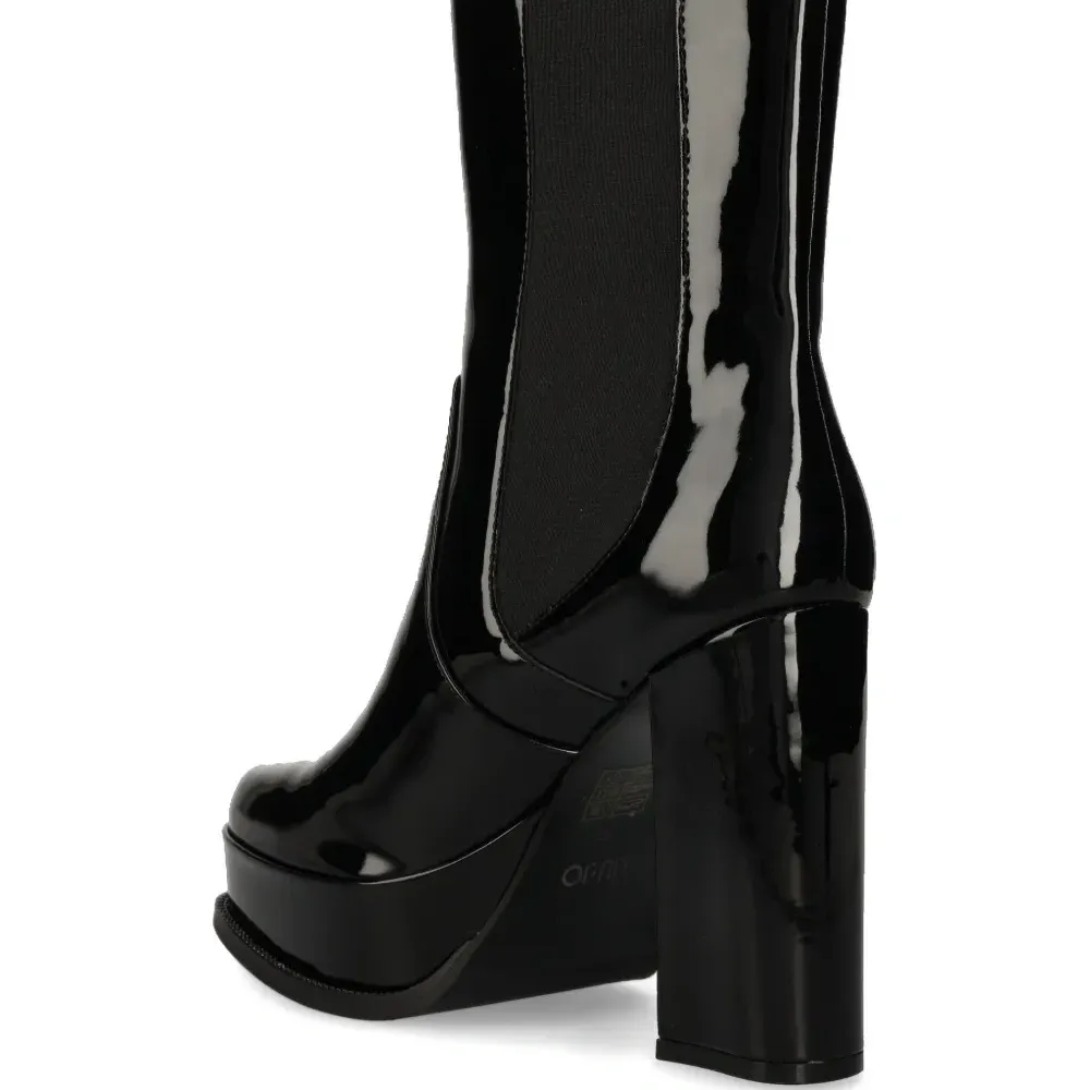 Лакированные ботинки