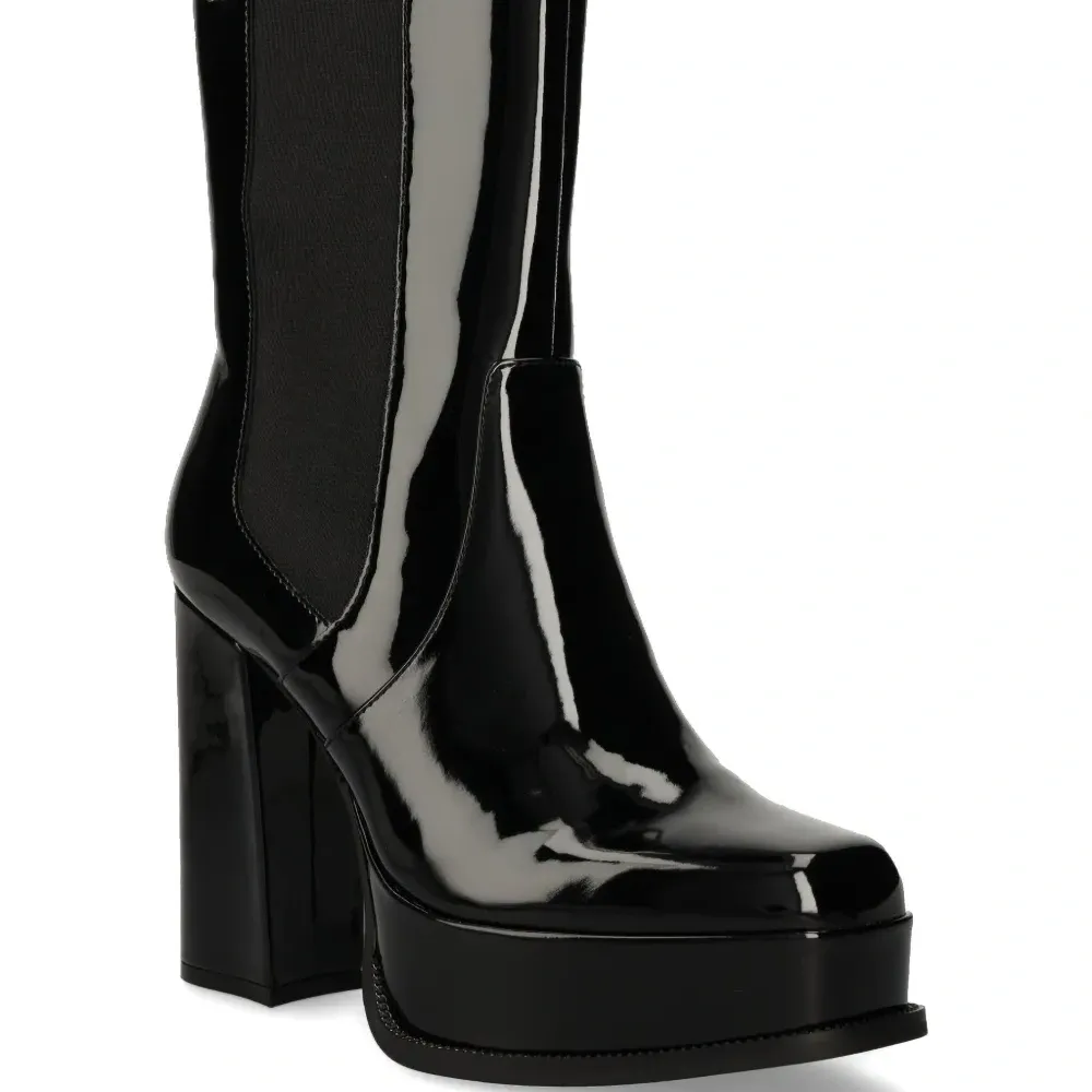 Лакированные ботинки